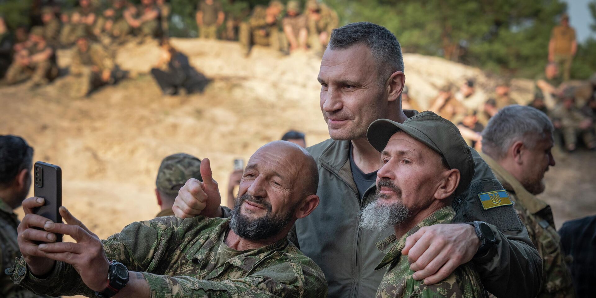 Мэр Киева Виталий Кличко позирует для фото с солдатами 3-го батальона Национальной гвардии Украины - ИноСМИ, 1920, 12.11.2025