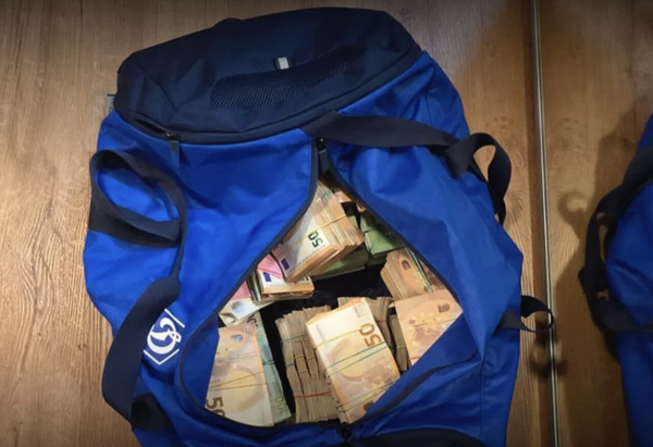 Сумки с валютой, найденные в ходе обысков у Тимура Миндича . Архивное фото