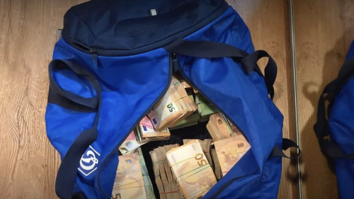 Сумки с валютой, найденные в ходе обысков у Тимура Миндича . Архивное фото