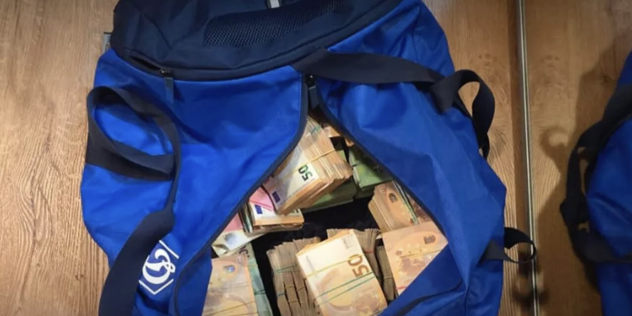 Сумки с валютой, найденные в ходе обысков у Тимура Миндича . Архивное фото