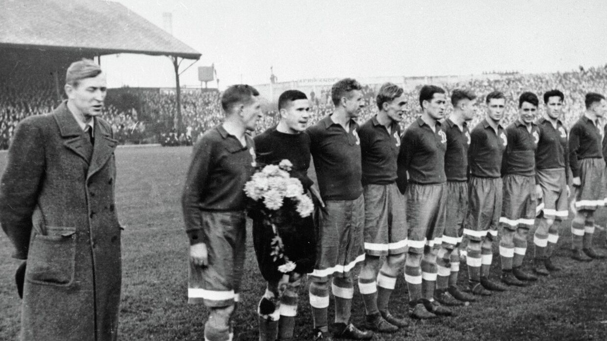 Футболисты московского Динамо перед встречей с командой Челси