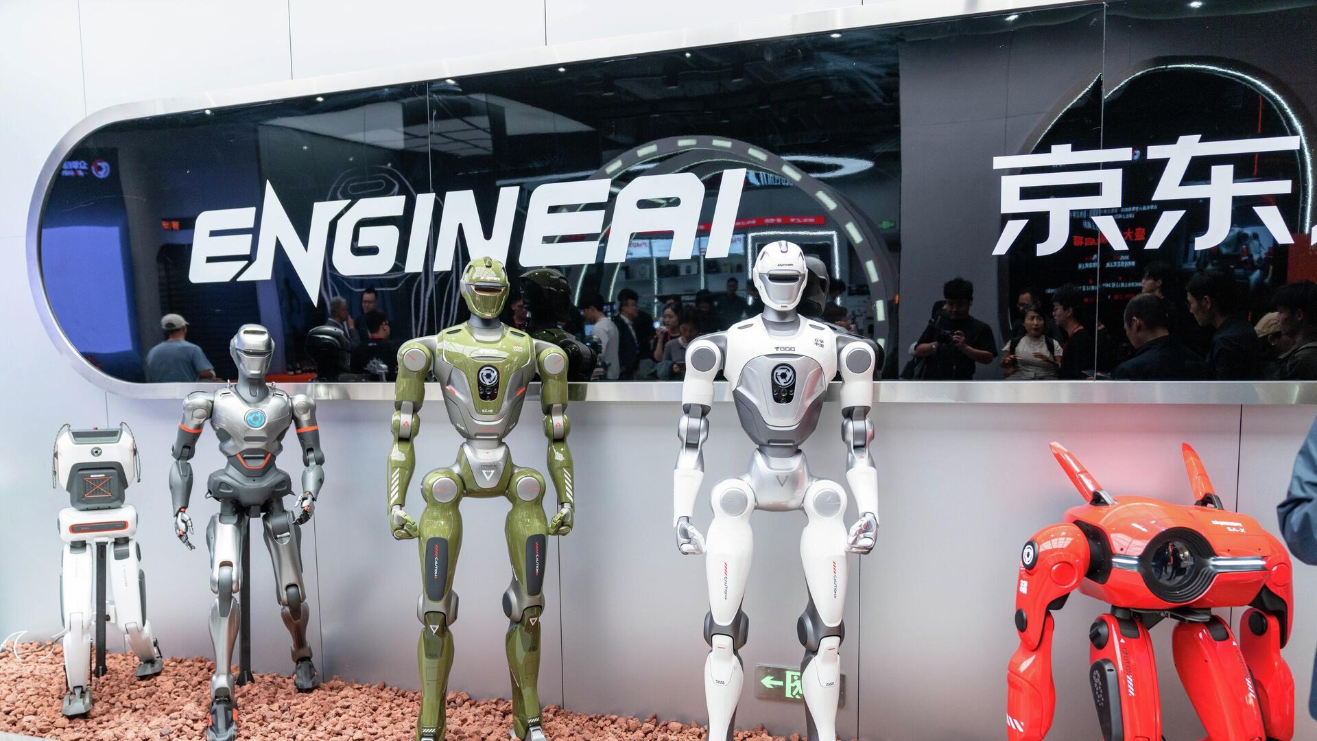 Роботы во флагманском розничном магазине EngineAI robot retail в Шэньчжэне, Китай - ИноСМИ, 1920, 13.11.2025