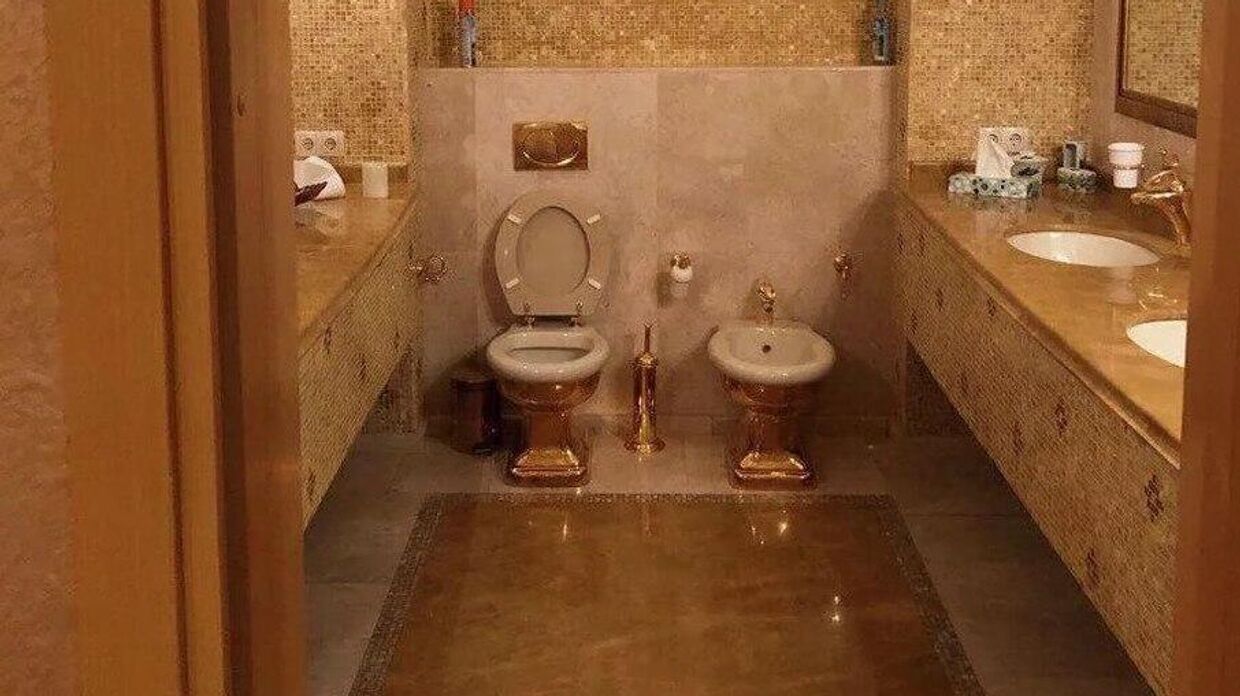 Золотой унитаз в квартире соратника Зеленского Тимура Миндича, обвиненного в коррупции