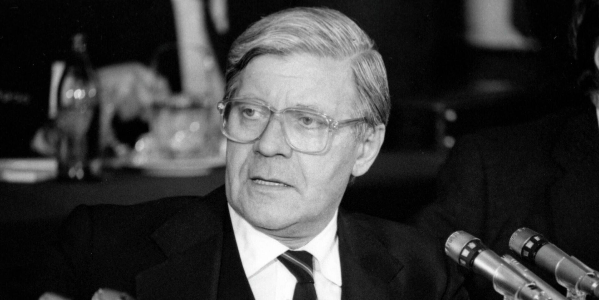 Федеральный канцлер ФРГ Гельмут Шмидт - ИноСМИ, 1920, 17.11.2025