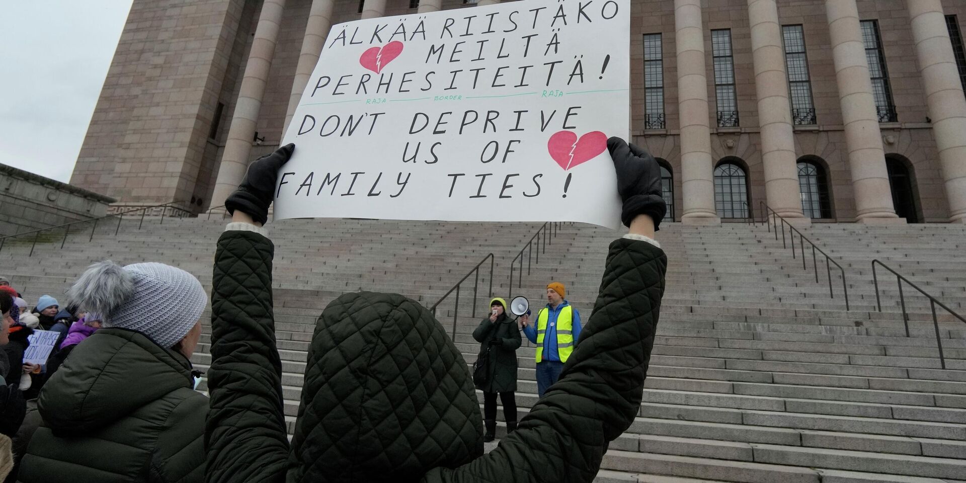 Люди, большинство из которых этнические русские, собрались перед зданием финского парламента в знак протеста против закрытия пунктов пересечения границы с Россией - ИноСМИ, 1920, 17.11.2025