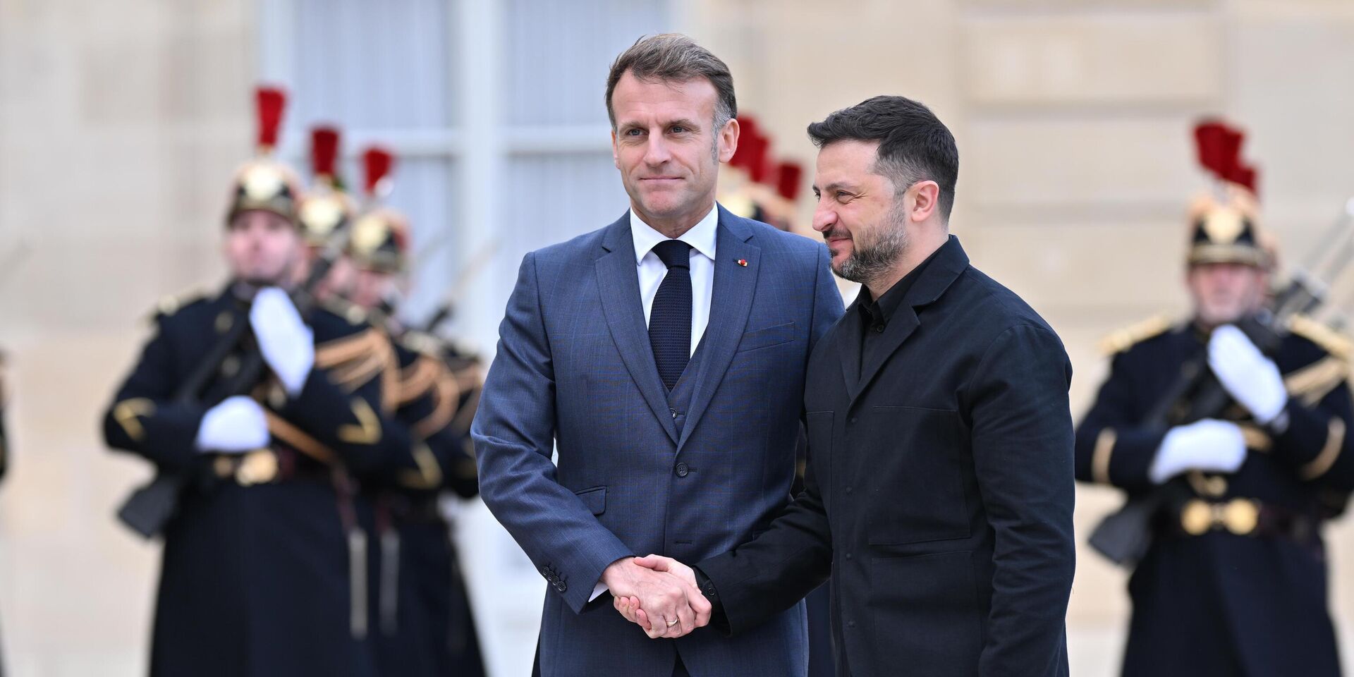 Президент Франции Эммануэль Макрон и Владимр Зеленский в Париже, Франция, 17 ноября 2025 года - ИноСМИ, 1920, 17.11.2025