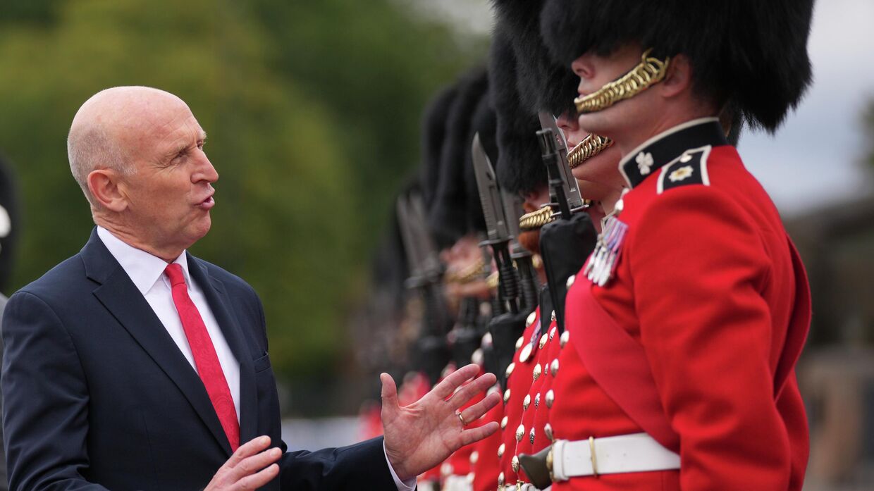 Министр обороны Великобритании Джон Хили выступает перед солдатами почетного караула в Лондоне