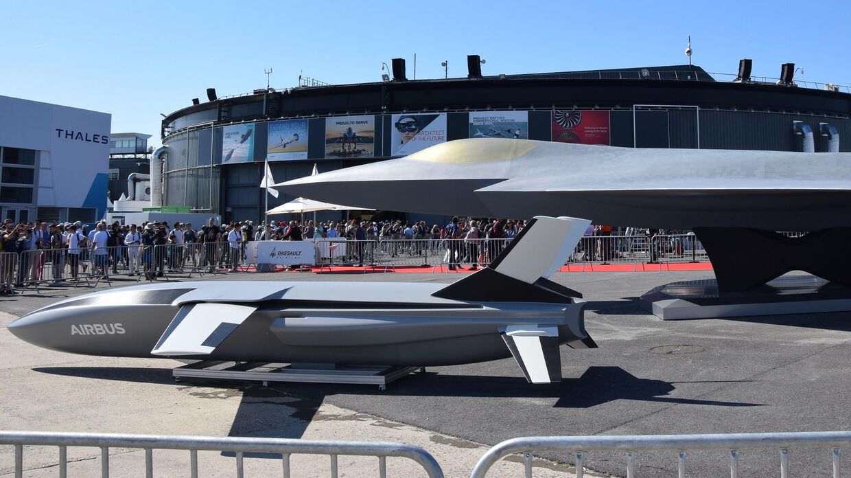 Модель истребителя нового поколения на Парижском автосалоне 2019 года