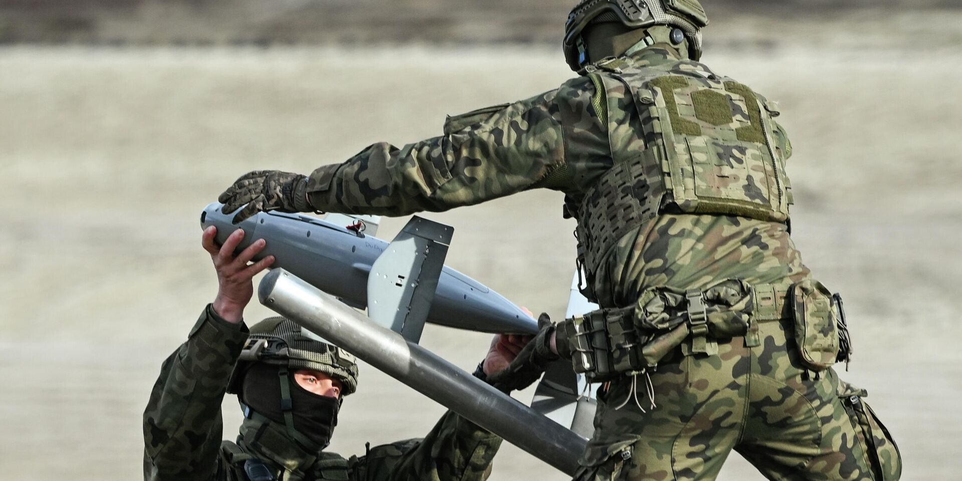 Солдаты польской армии готовят беспилотник-перехватчик AS3 Surveyor, входящий в состав американской системы борьбы с беспилотниками, известной как MEROPS, на полигоне Деба в Польше - ИноСМИ, 1920, 21.11.2025