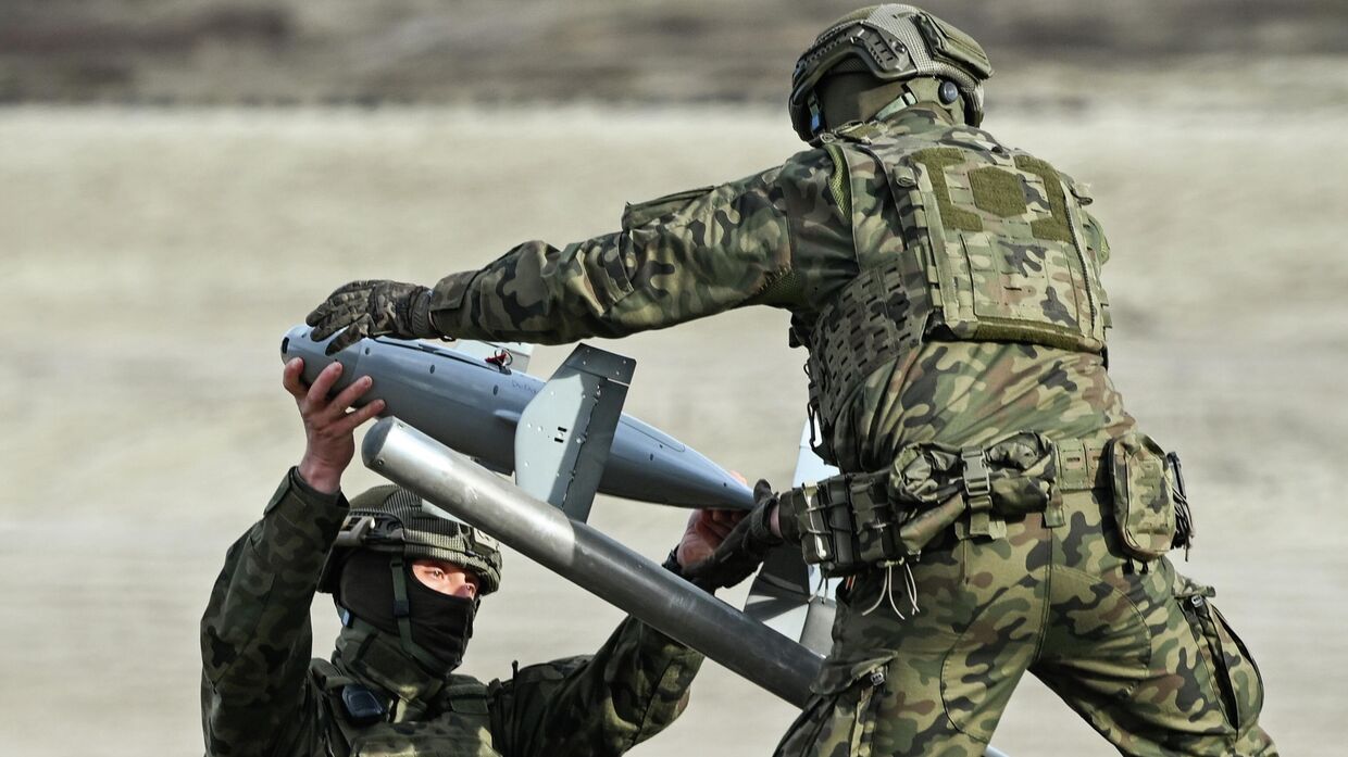 Солдаты польской армии готовят беспилотник-перехватчик AS3 Surveyor, входящий в состав американской системы борьбы с беспилотниками, известной как MEROPS, на полигоне Деба в Польше