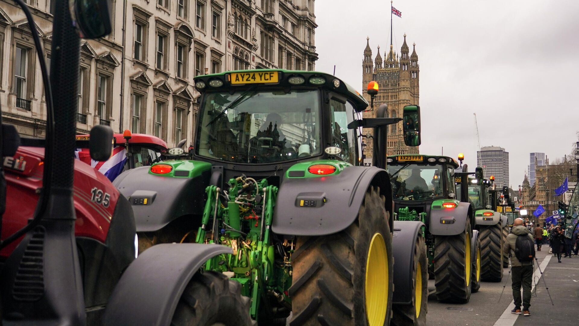 Фермеры выстроили тракторы у Вестминстера в знак протеста против изменений в налогах - ИноСМИ, 1920, 24.11.2025