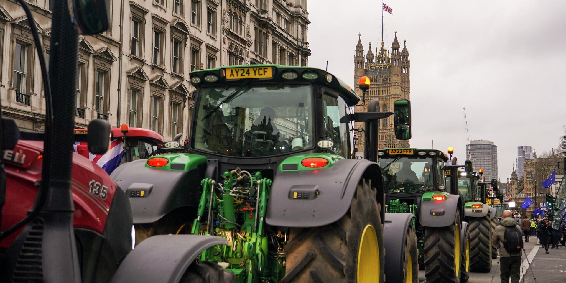 Фермеры выстроили тракторы у Вестминстера в знак протеста против изменений в налогах - ИноСМИ, 1920, 24.11.2025