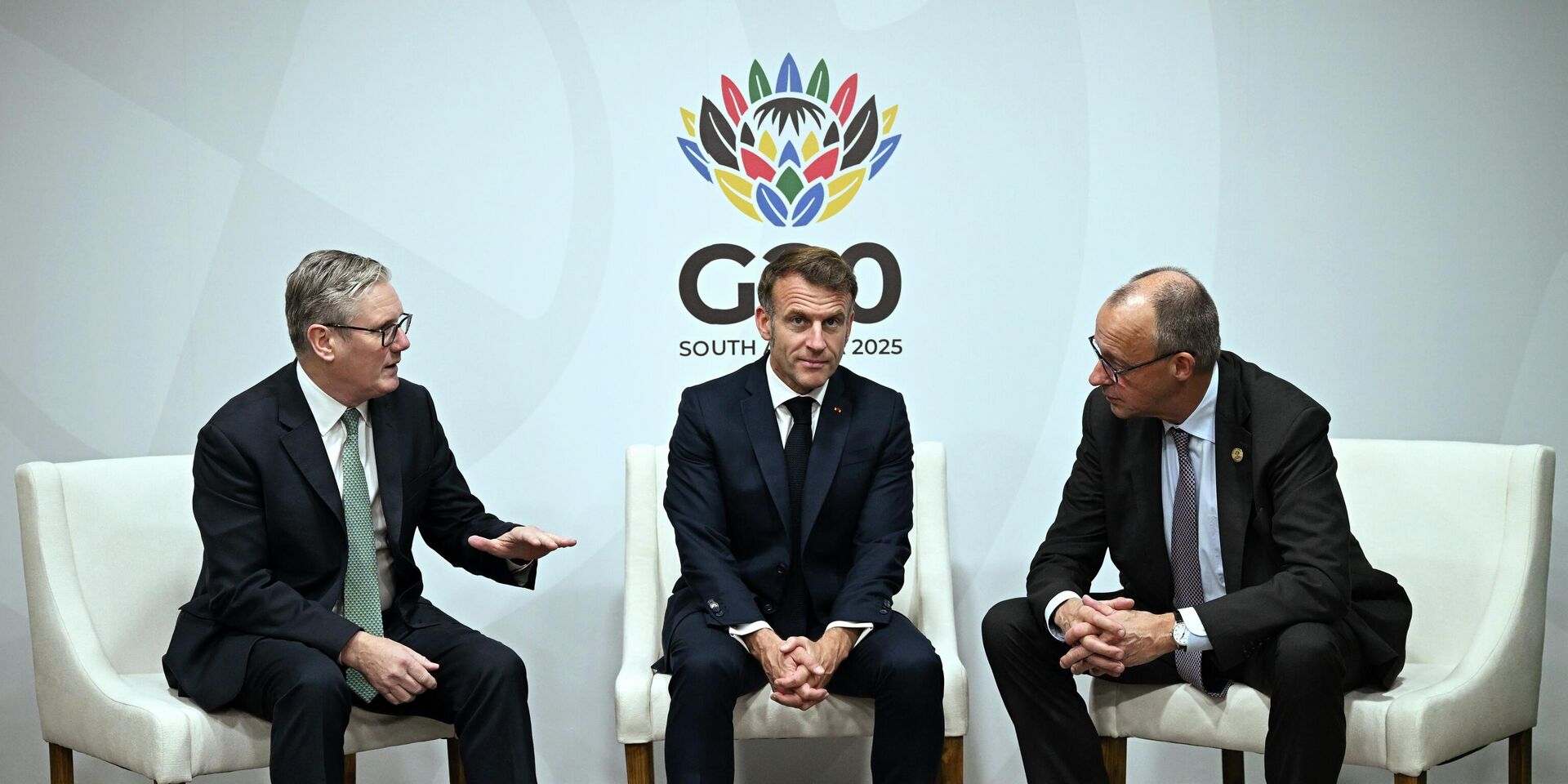 Премьер-министр Великобритании Кир Стармер, президент Франции Эммануэль Макрон и канцлер Германии Фридрих Мерц во время трехсторонней встречи на саммите G20 в Йоханнесбурге - ИноСМИ, 1920, 25.11.2025