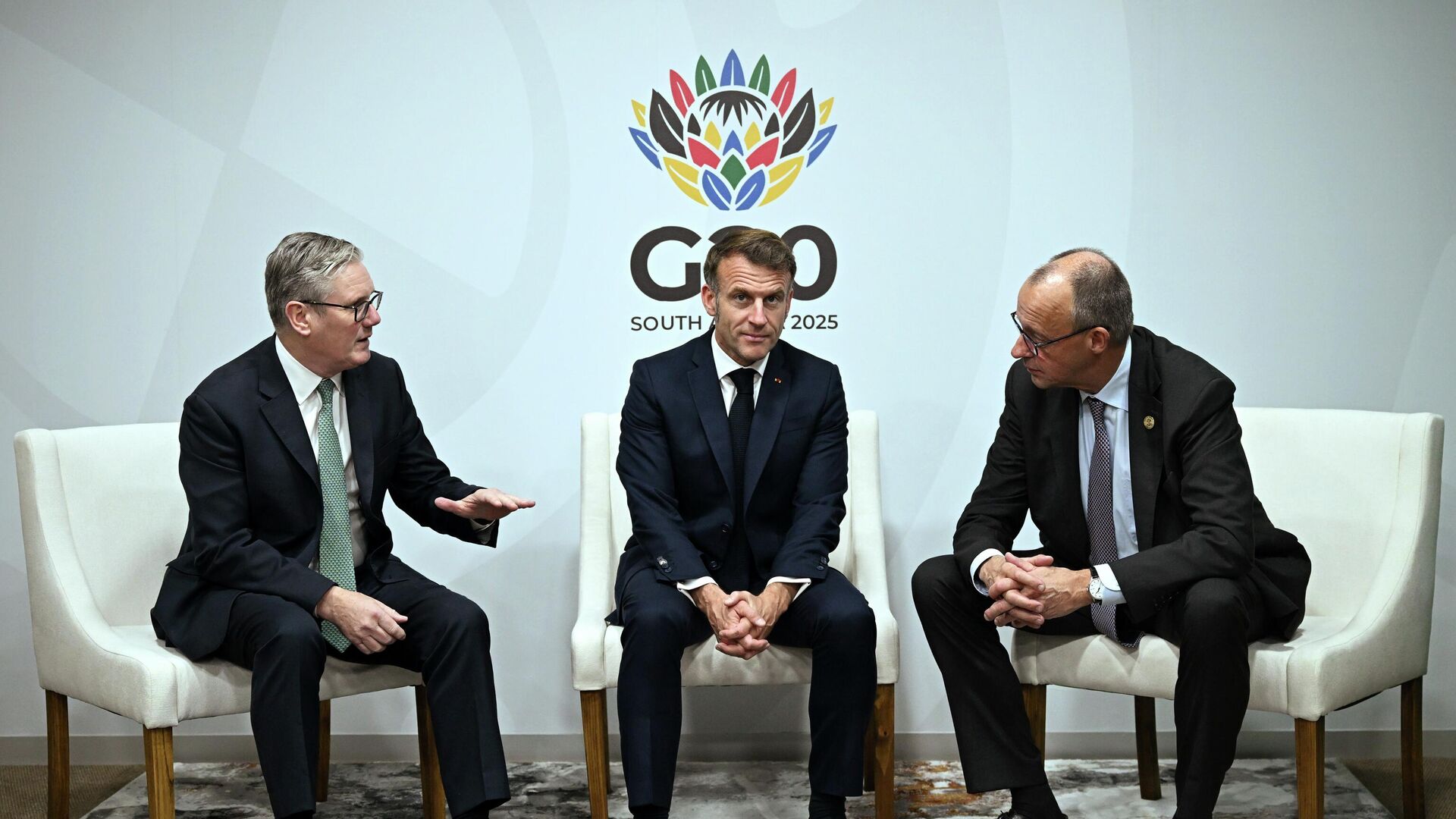 Премьер-министр Великобритании Кир Стармер, президент Франции Эммануэль Макрон и канцлер Германии Фридрих Мерц во время трехсторонней встречи на саммите G20 в Йоханнесбурге - ИноСМИ, 1920, 25.11.2025