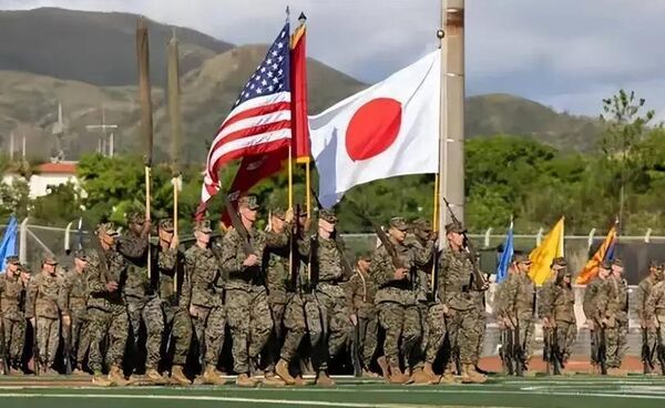 Солдаты США и Японии 