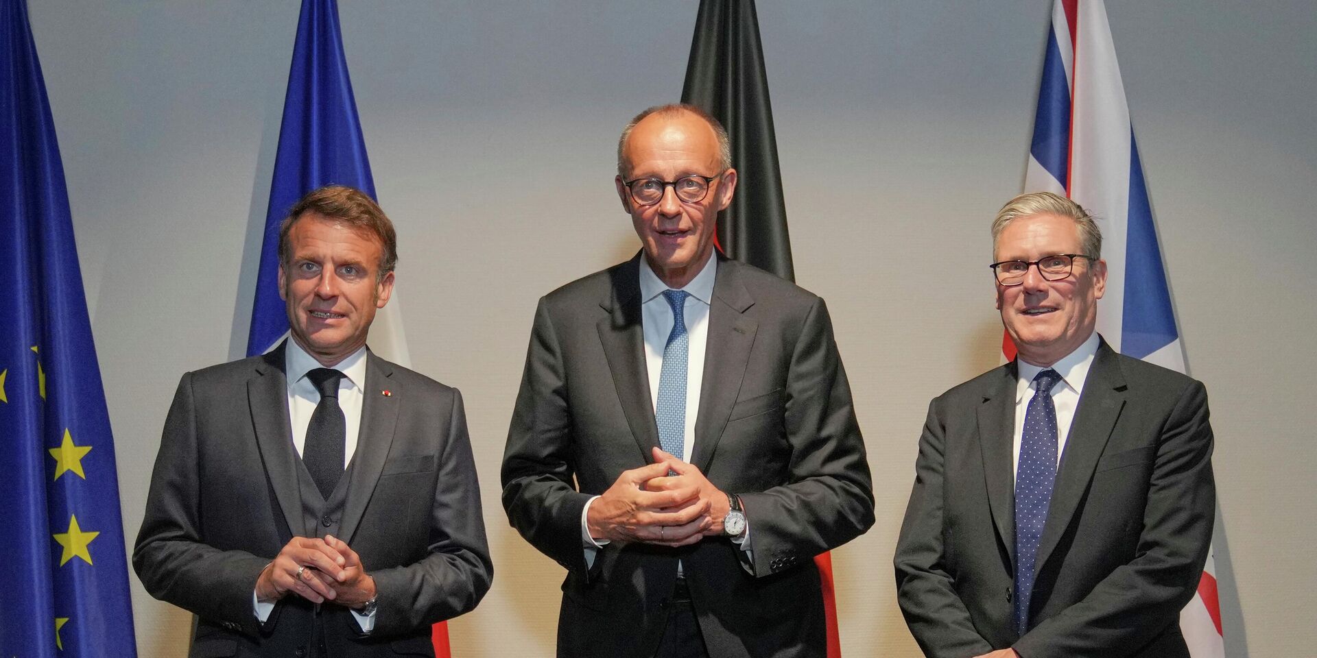 Президент Франции Эммануэль Макрон, канцлер Германии Фридрих Мерц и премьер-министр Великобритании Кир Стармер на полях саммита НАТО в Гааге - ИноСМИ, 1920, 26.11.2025