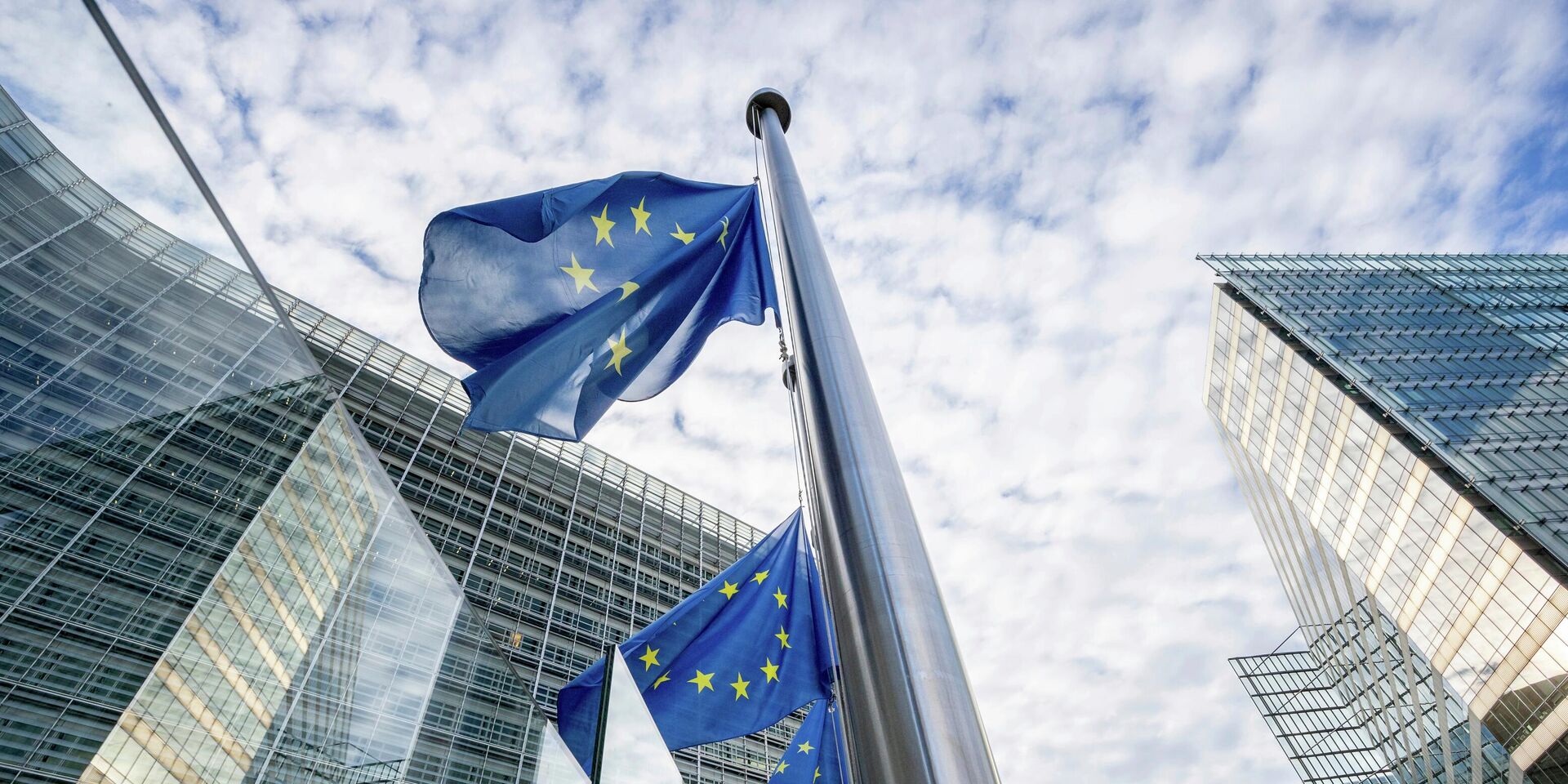 Флаги Европейского союза в штаб-квартире ЕС в Брюсселе - ИноСМИ, 1920, 26.11.2025