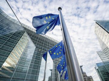 Флаги Европейского союза в штаб-квартире ЕС в Брюсселе Флаги Европейского союза в штаб-квартире ЕС в Брюсселе