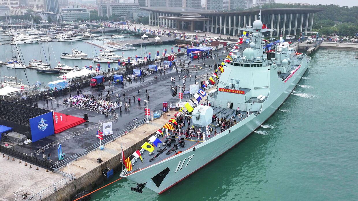 Ракетный эсминец Синин в Циндао, провинция Шаньдун Ракетный эсминец Синин в Циндао, провинция Шаньдун