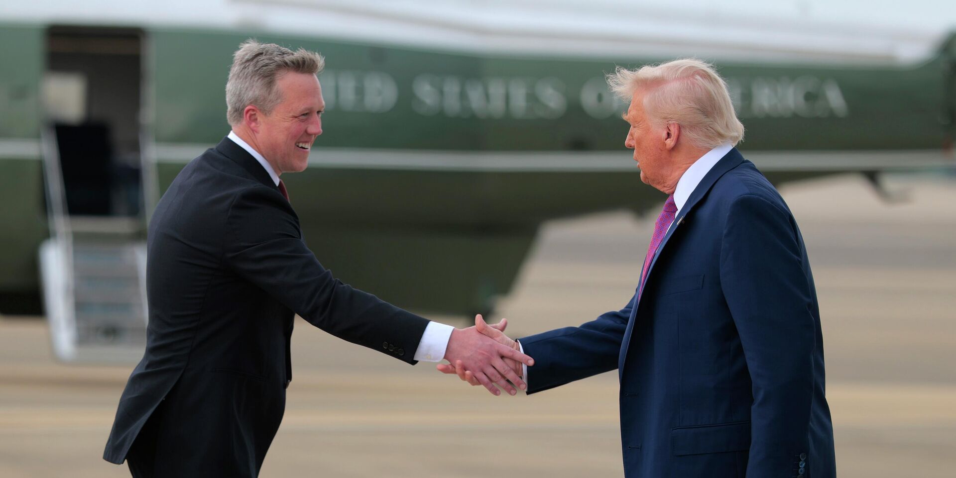 Министр армии США Дэн Дрисколл и президент США Дональд Трамп - ИноСМИ, 1920, 26.11.2025