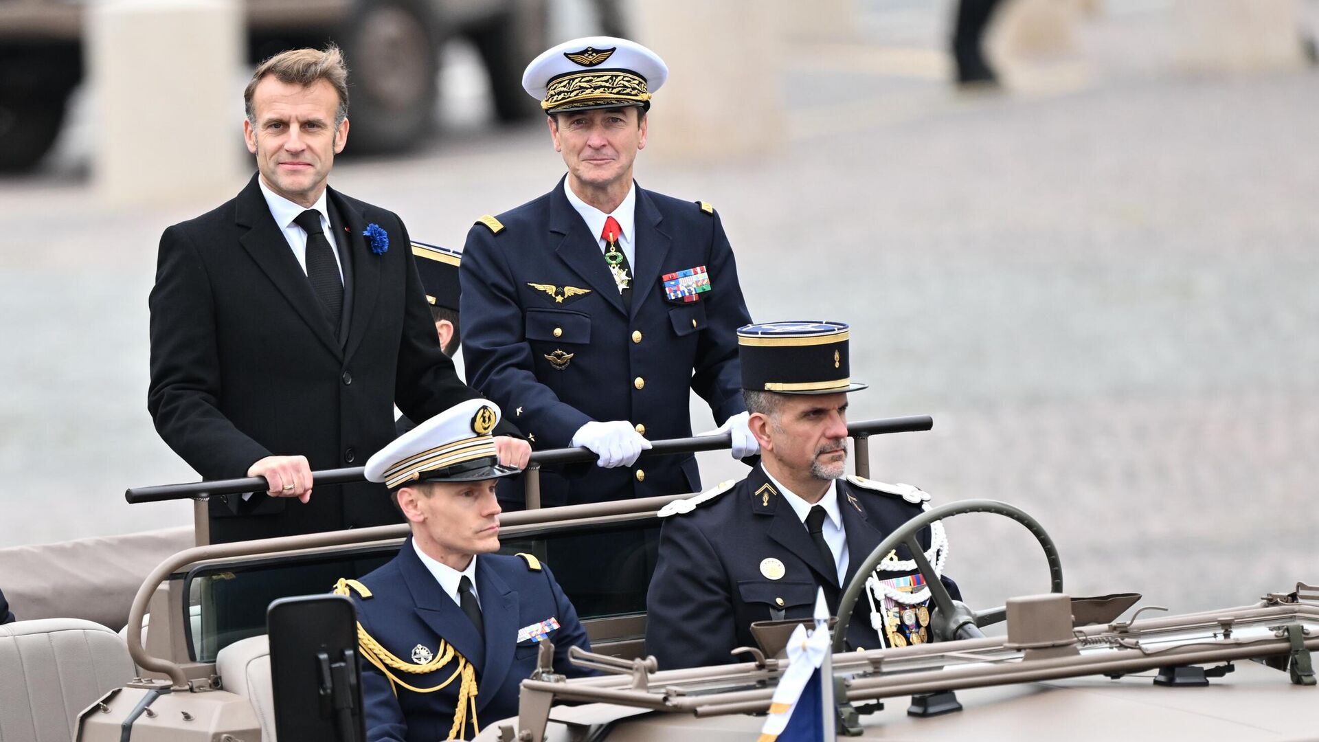 Президент Франции Эммануэль Макрон и начальник Генерального штаба Фабьен Мандон на церемонии, посвященной 107-й годовщине перемирия, положившего конец Первой мировой войне. Париж, 11 ноября 2025 года - ИноСМИ, 1920, 27.11.2025