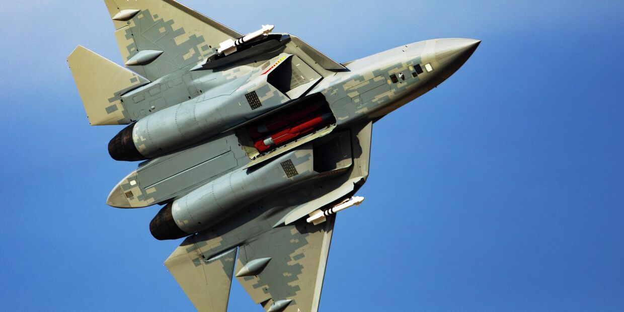 Российский истребитель Су-57Э на Международном авиационно-космическом салоне Dubai Airshow-2025