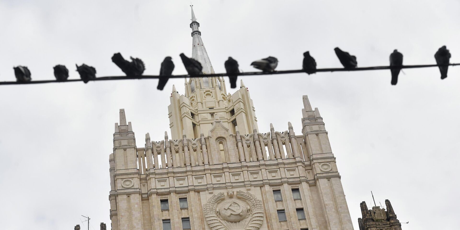 Голуби на фоне здания МИД в Москве - ИноСМИ, 1920, 28.11.2025