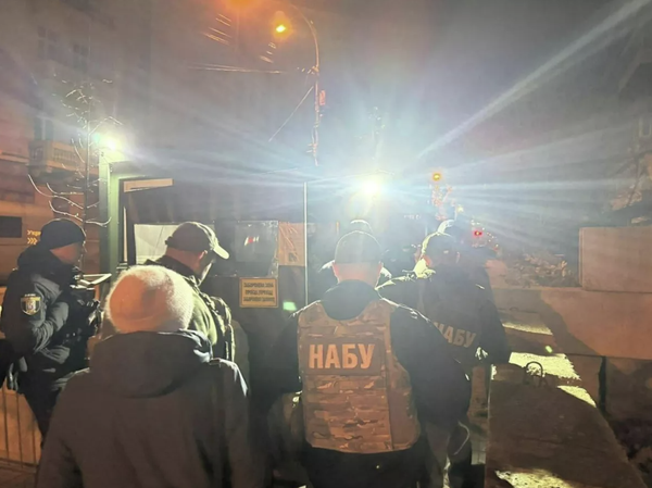 Сотрудники антикоррупционных структур НАБУ и САП проводят обыски у Ермака