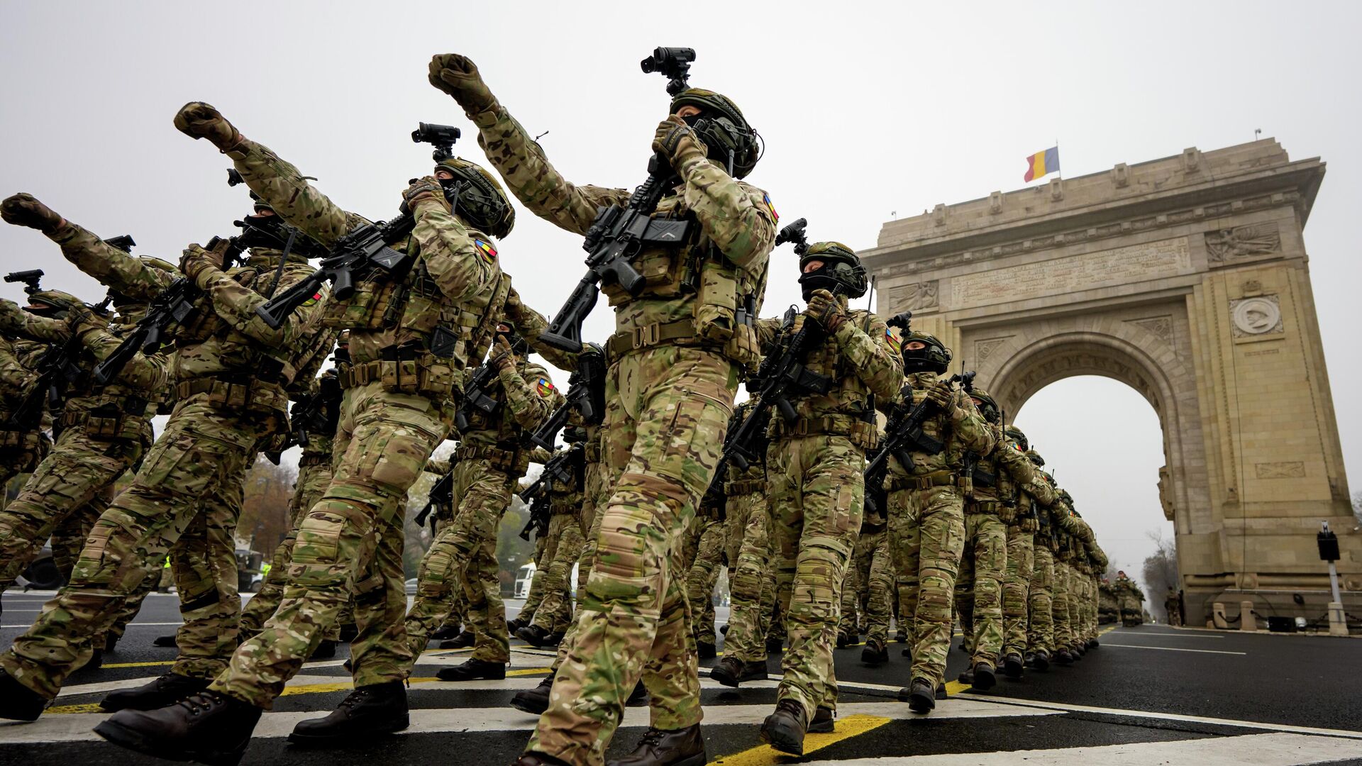 Военнослужащие вооруженных сил Румынии на генеральной репетиции военного парада по случаю Дня национального единения, который состоится 1 декабря в Бухаресте, Румыния. 29 ноября 2025 года. - ИноСМИ, 1920, 01.12.2025
