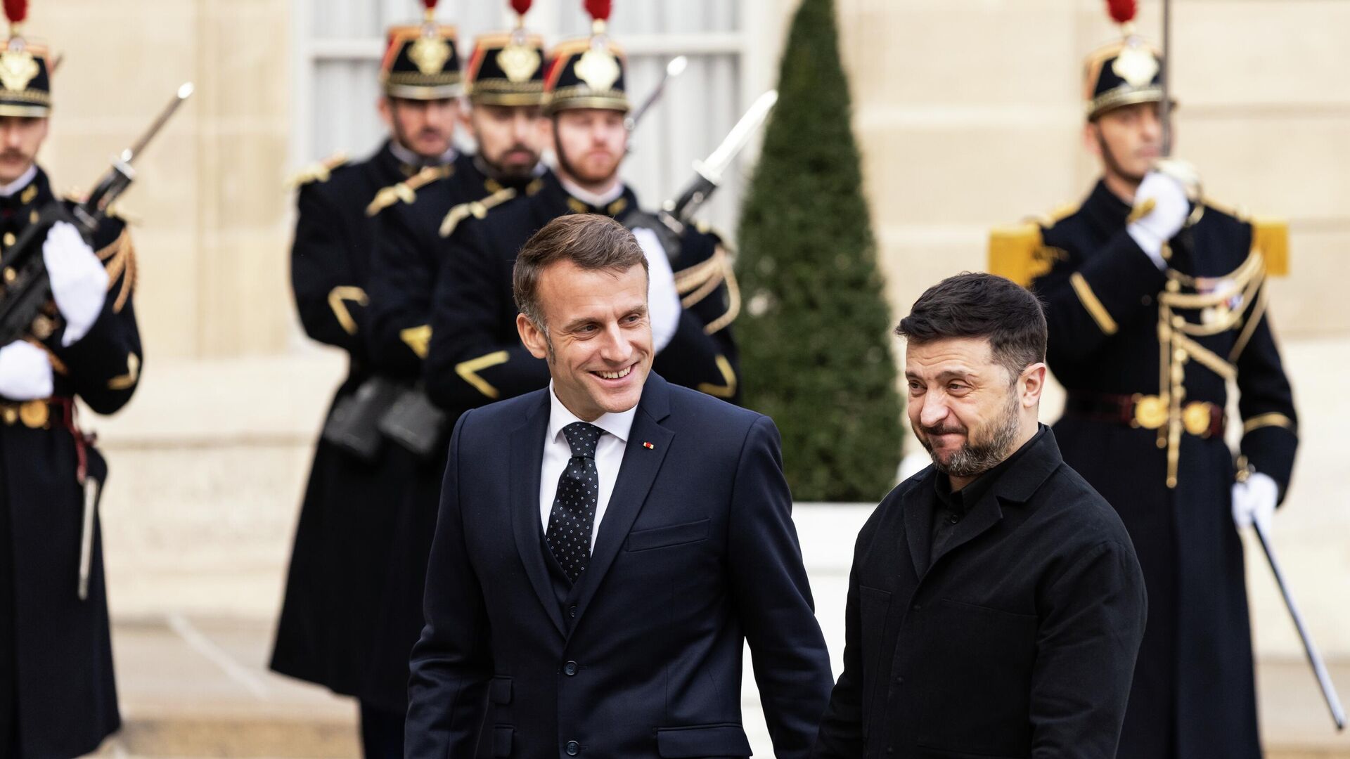 Президент Франции Эммануэль Макрон и Владимир Зеленский в Париже - ИноСМИ, 1920, 02.12.2025