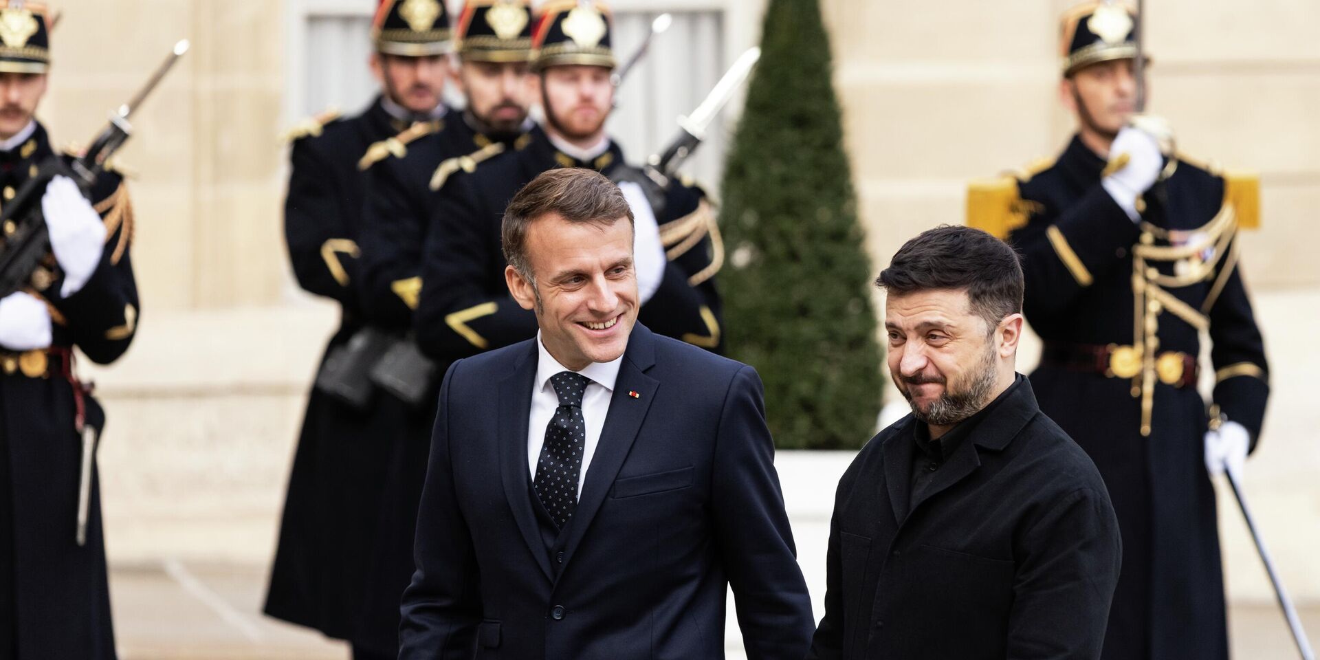 Президент Франции Эммануэль Макрон и Владимир Зеленский в Париже - ИноСМИ, 1920, 02.12.2025