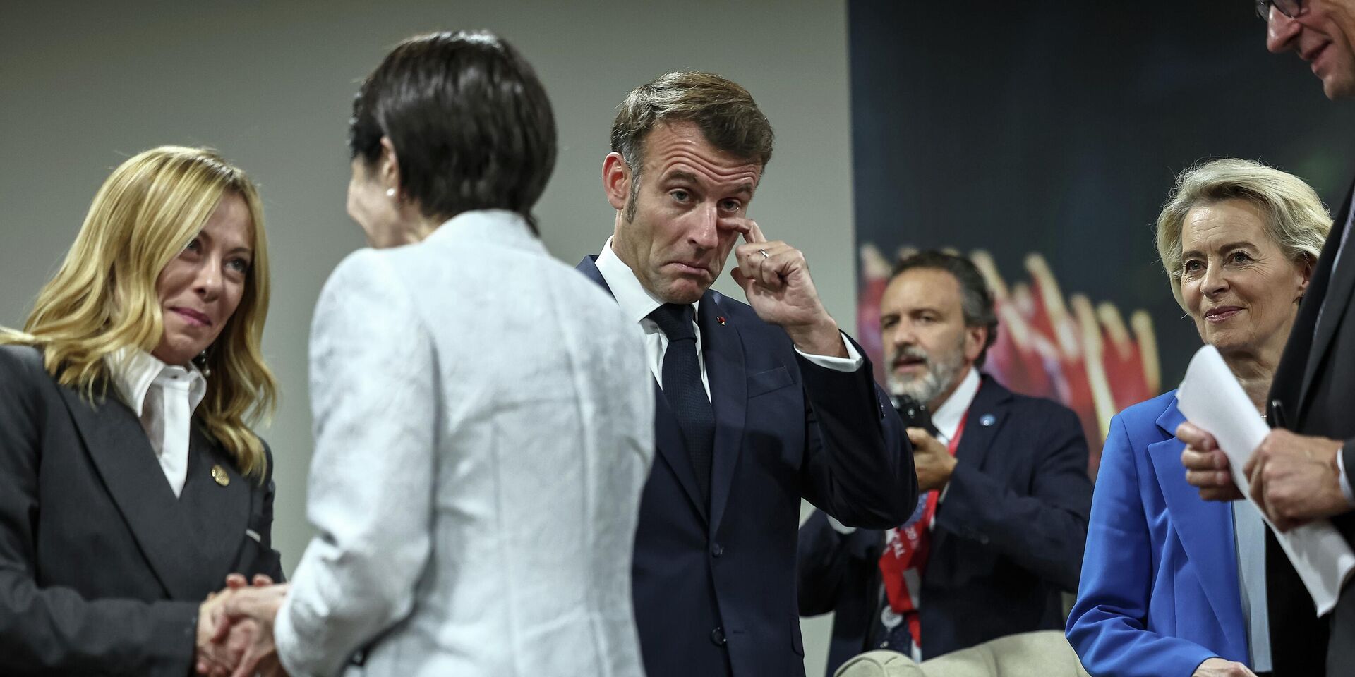 Президент Франции Эммануэль Макрон и лидеры стран Большой двадцатки на саммите в ЮАР - ИноСМИ, 1920, 02.12.2025