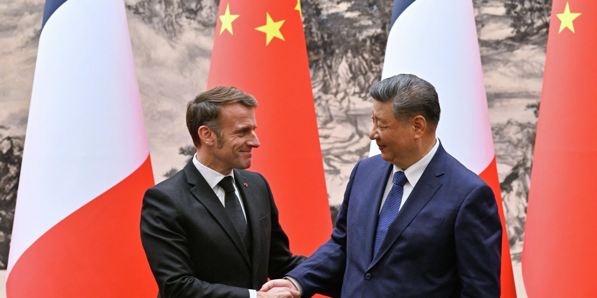 Президент Франции Эммануэль Макрон и председатель КНР Си Цзиньпин во время встречи в Пекине, 4 декабря 2025 года - ИноСМИ, 1920, 04.12.2025