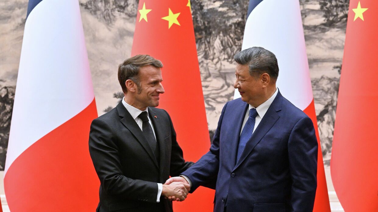 Президент Франции Эммануэль Макрон и председатель КНР Си Цзиньпин во время встречи в Пекине, 4 декабря 2025 года