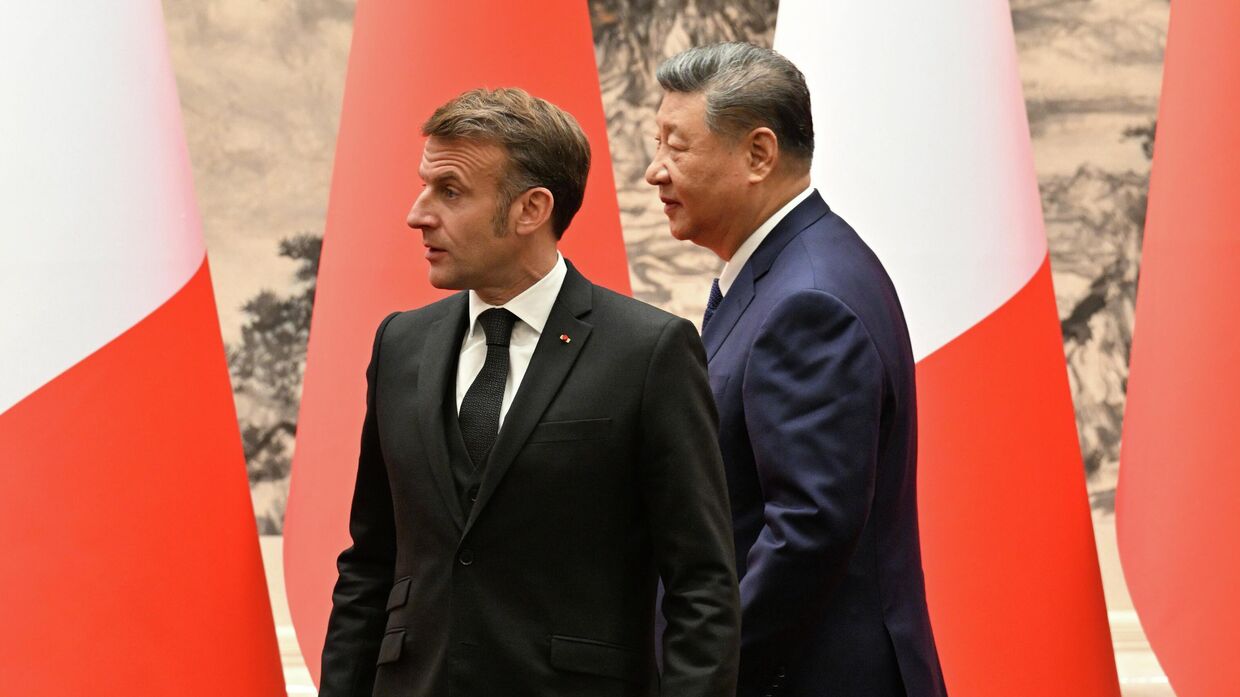 Президент Франции Эммануэль Макрон и председатель КНР Си Цзиньпин во время встречи в Пекине, 4 декабря 2025 года