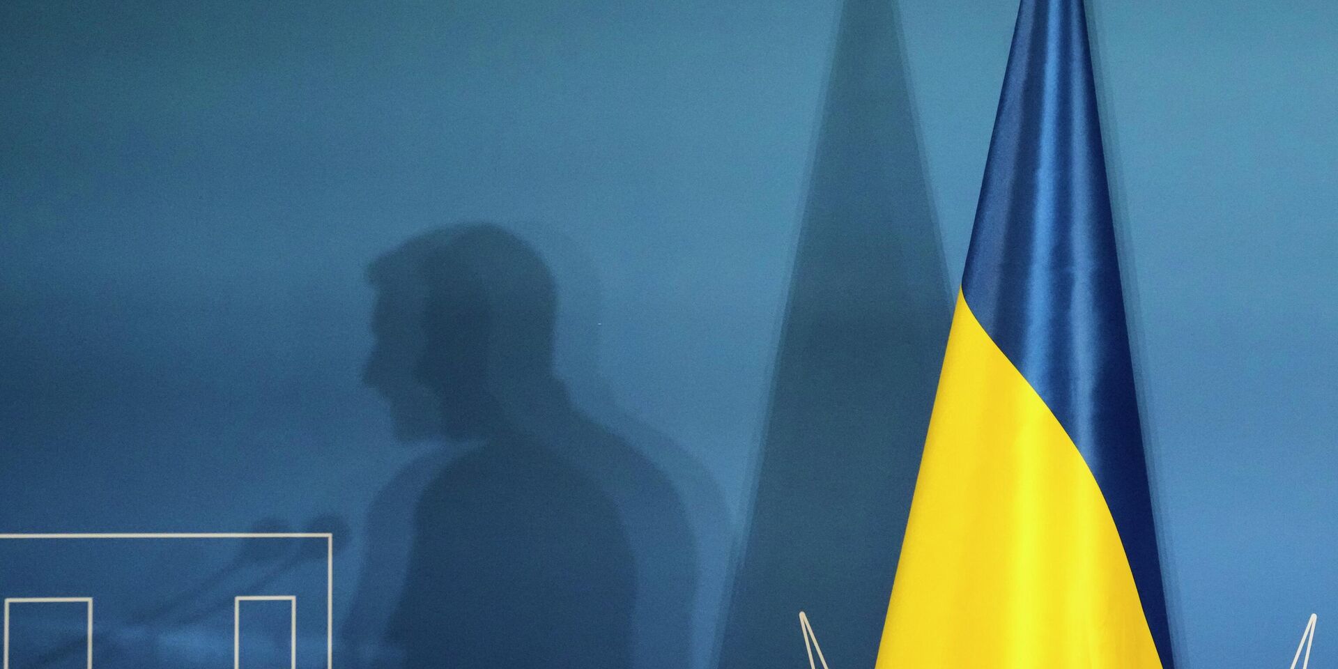 Тень Владимира Зеленского во время выступления в Риме - ИноСМИ, 1920, 12.12.2025