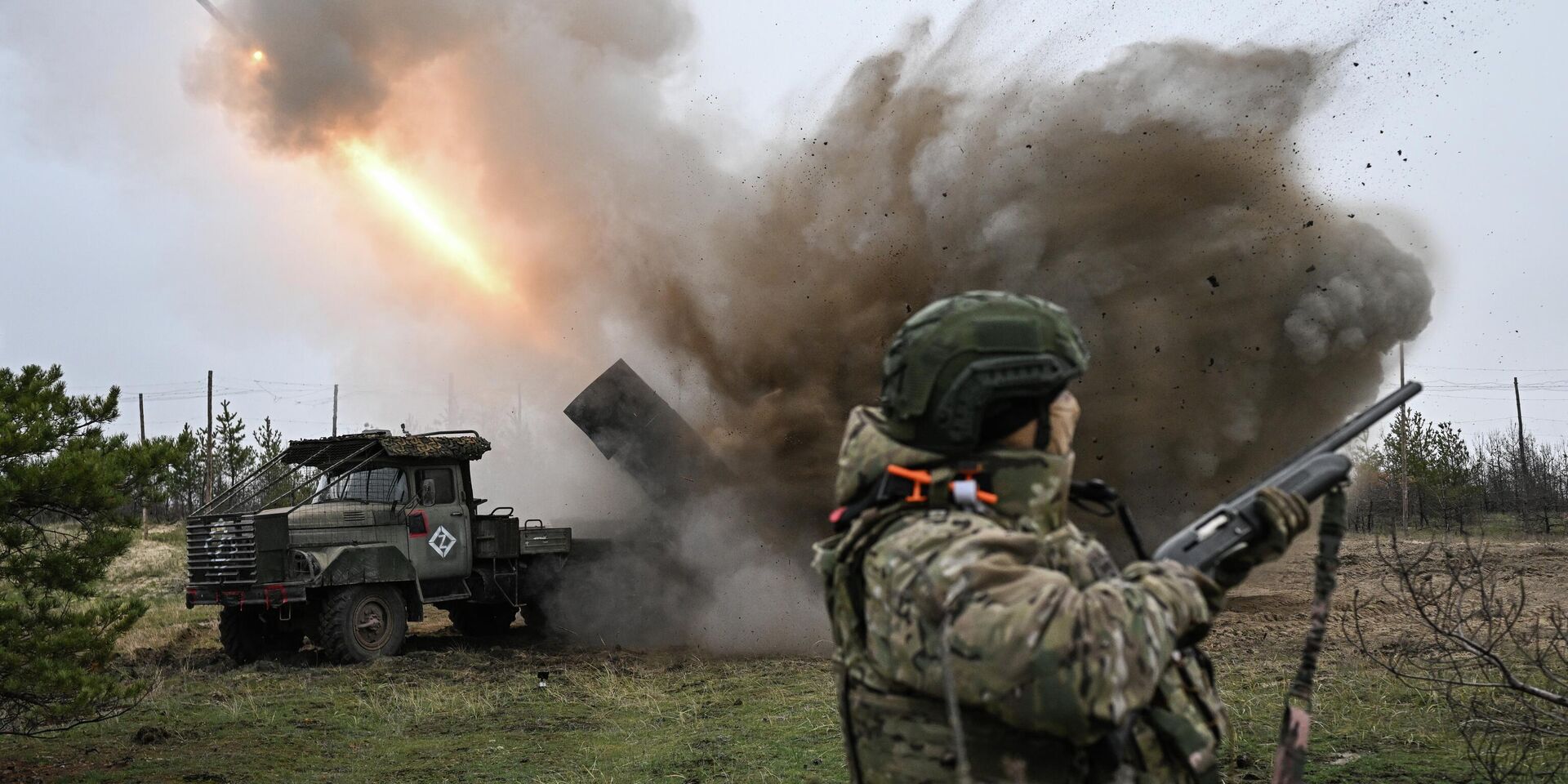 Боевая работа расчета РСЗО Град 83-го самоходного артполка на Краснолиманском направлении СВО - ИноСМИ, 1920, 11.12.2025