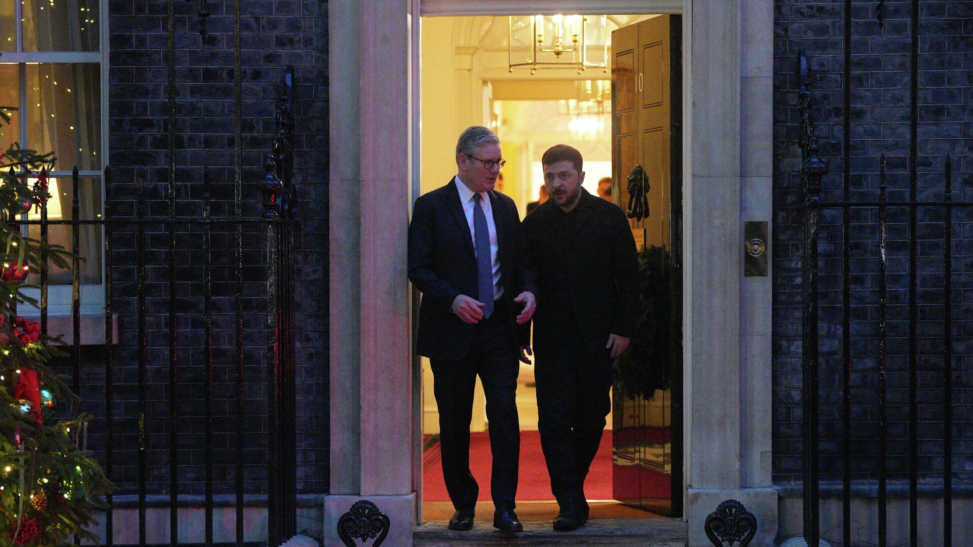 Премьер-министр Великобритании Кир Стармер и Владимир Зеленский в Лондоне - ИноСМИ, 1920, 09.12.2025