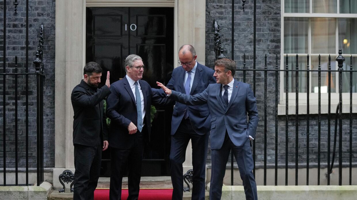Владимир Зеленский, премьер-министр Великобритании Кир Стармер, канцлер Германии Фридрих Мерц и президент Франции Эммануэль Макрон в Лондоне, 8 декабря 2025 года