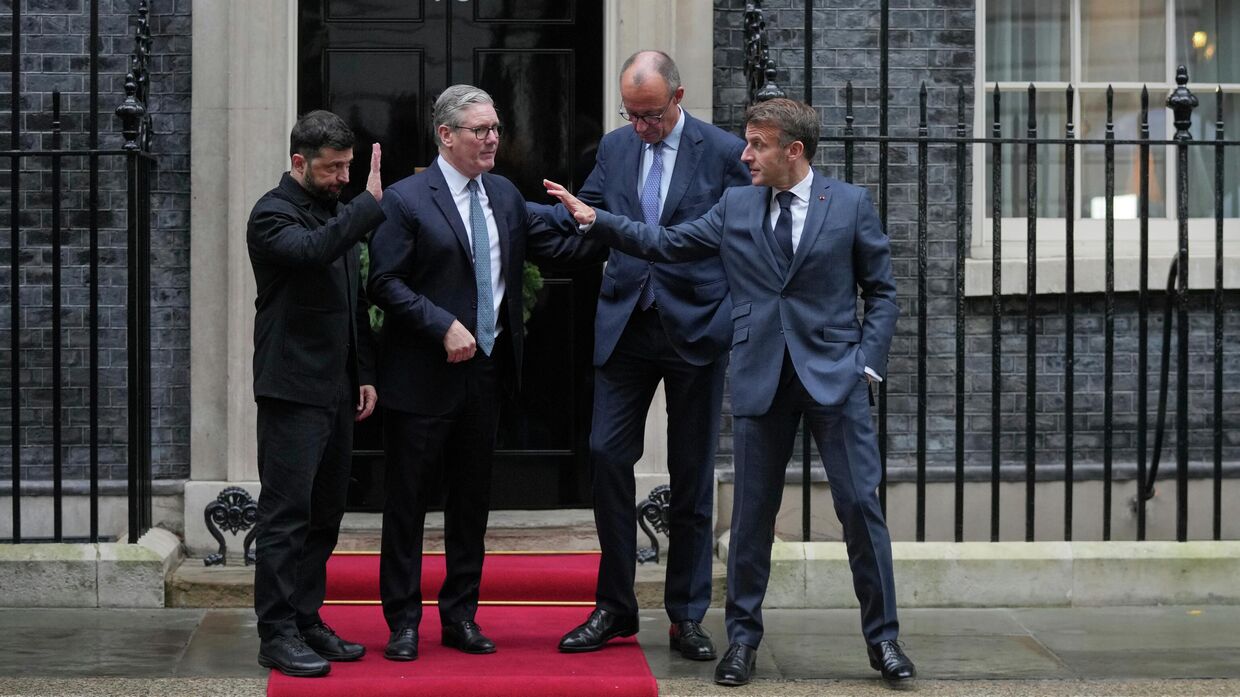 Владимир Зеленский, премьер-министр Великобритании Кир Стармер, канцлер Германии Фридрих Мерц и президент Франции Эммануэль Макрон в Лондоне, 8 декабря 2025 года