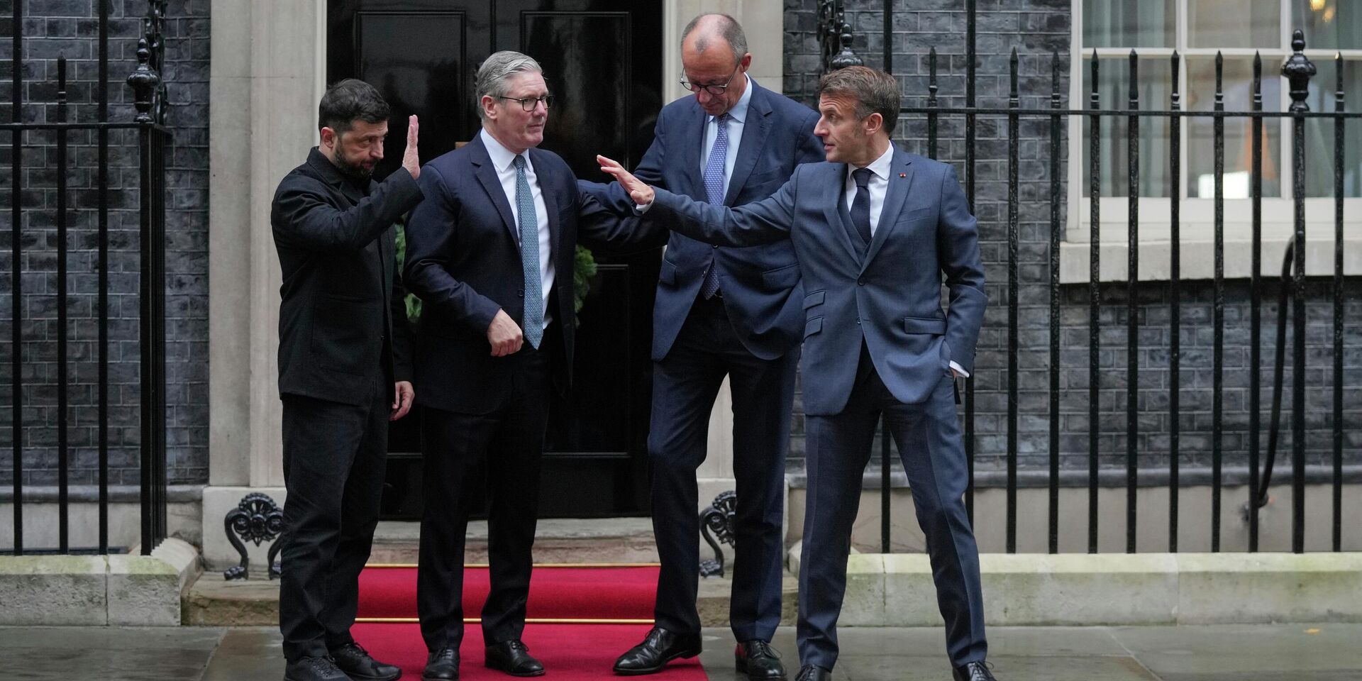 Владимир Зеленский, премьер-министр Великобритании Кир Стармер, канцлер Германии Фридрих Мерц и президент Франции Эммануэль Макрон в Лондоне, 8 декабря 2025 года - ИноСМИ, 1920, 12.01.2026