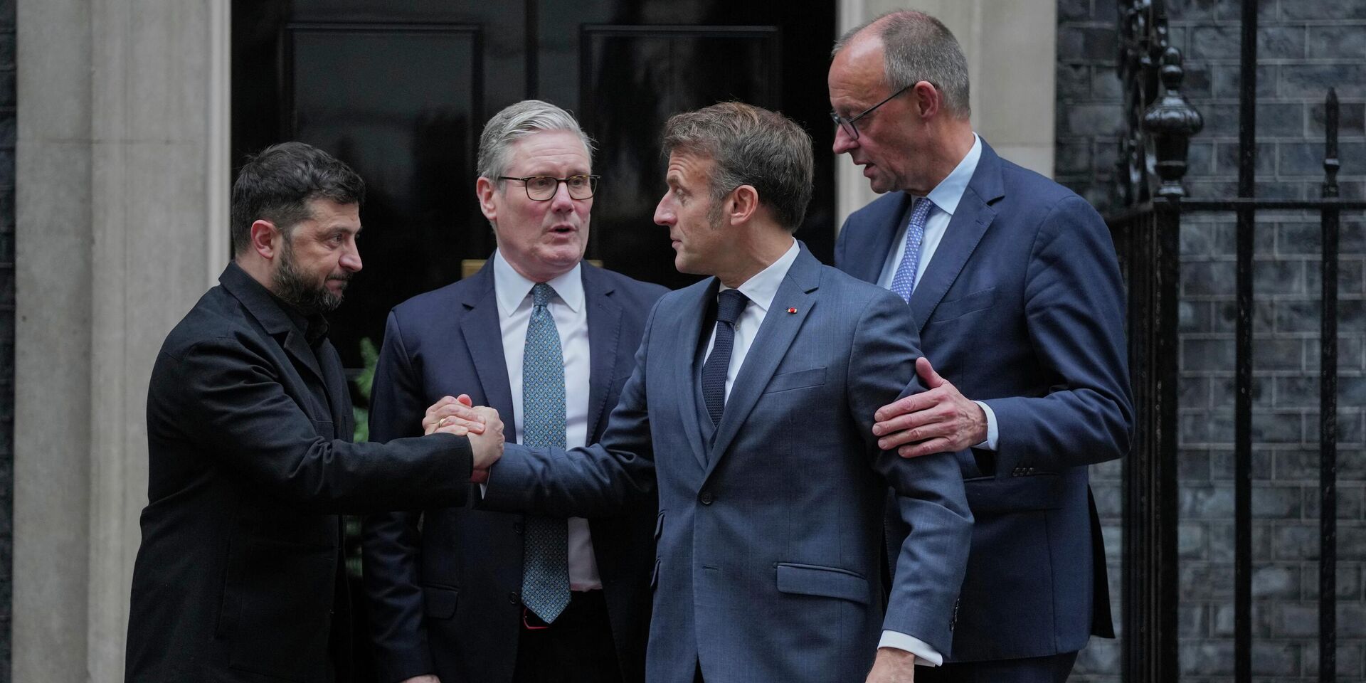 Владимир Зеленский, премьер-министр Великобритании Кир Стармер, канцлер Германии Фридрих Мерц и президент Франции Эммануэль Макрон в Лондоне, 8 декабря 2025 года - ИноСМИ, 1920, 14.12.2025
