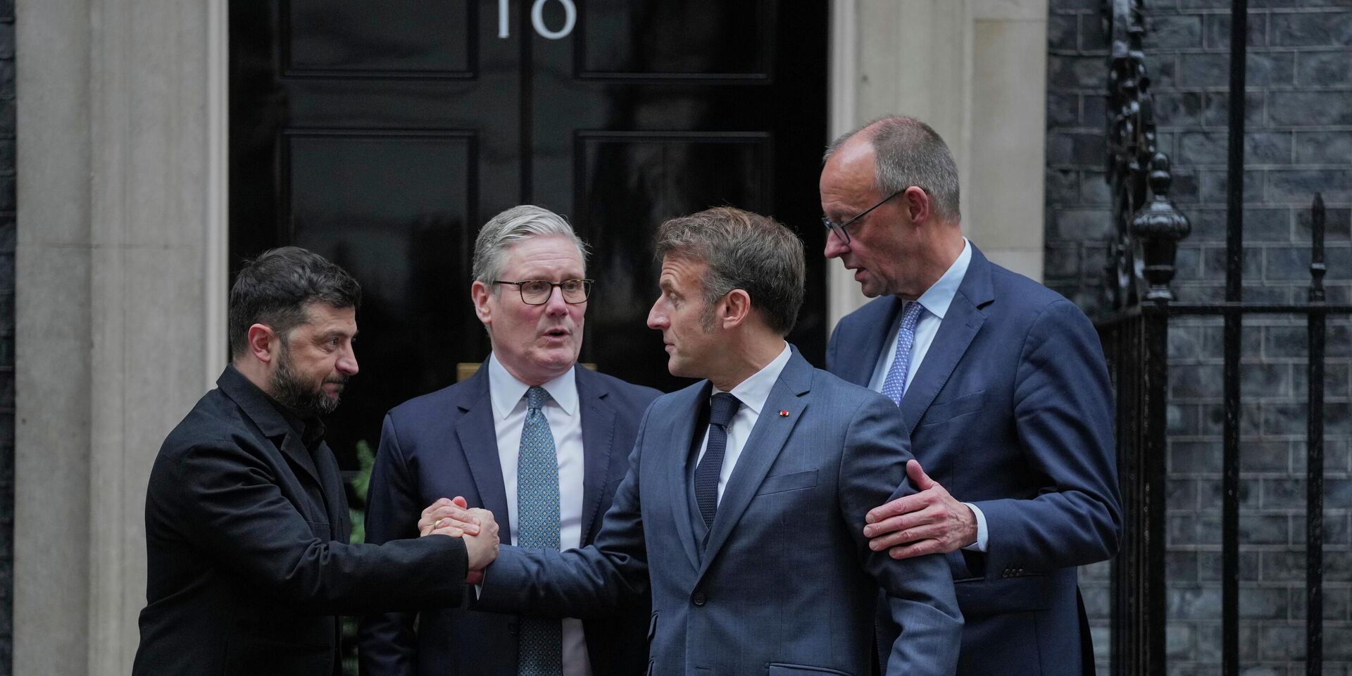 Владимир Зеленский, премьер-министр Великобритании Кир Стармер, канцлер Германии Фридрих Мерц и президент Франции Эммануэль Макрон в Лондоне, 8 декабря 2025 года - ИноСМИ, 1920, 10.12.2025