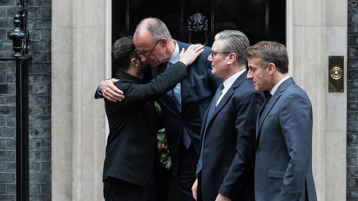 Владимир Зеленский, премьер-министр Великобритании Кир Стармер, канцлер Германии Фридрих Мерц и президент Франции Эммануэль Макрон в Лондоне, 8 декабря 2025 года