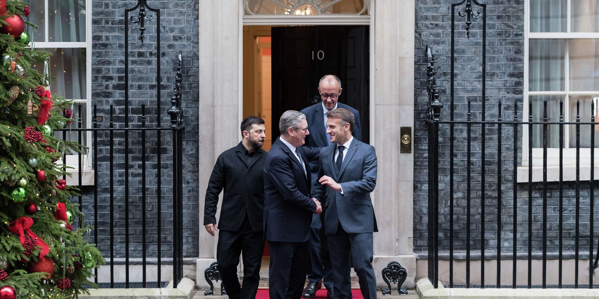 Владимир Зеленский, премьер-министр Великобритании Кир Стармер, канцлер Германии Фридрих Мерц и президент Франции Эммануэль Макрон в Лондоне, 8 декабря 2025 года - ИноСМИ, 1920, 23.12.2025