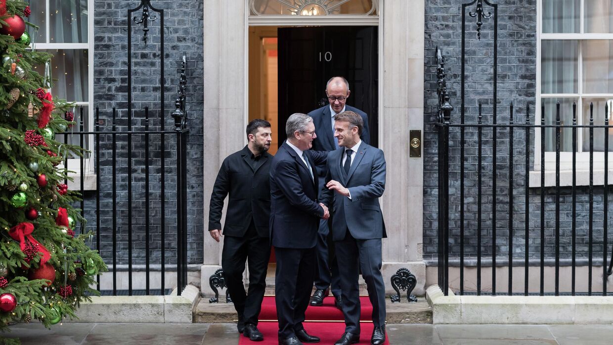 Владимир Зеленский, премьер-министр Великобритании Кир Стармер, канцлер Германии Фридрих Мерц и президент Франции Эммануэль Макрон в Лондоне, 8 декабря 2025 года