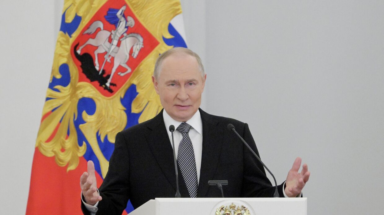 Президент Владимир Путин вручил Героям России медали Золотая Звезда