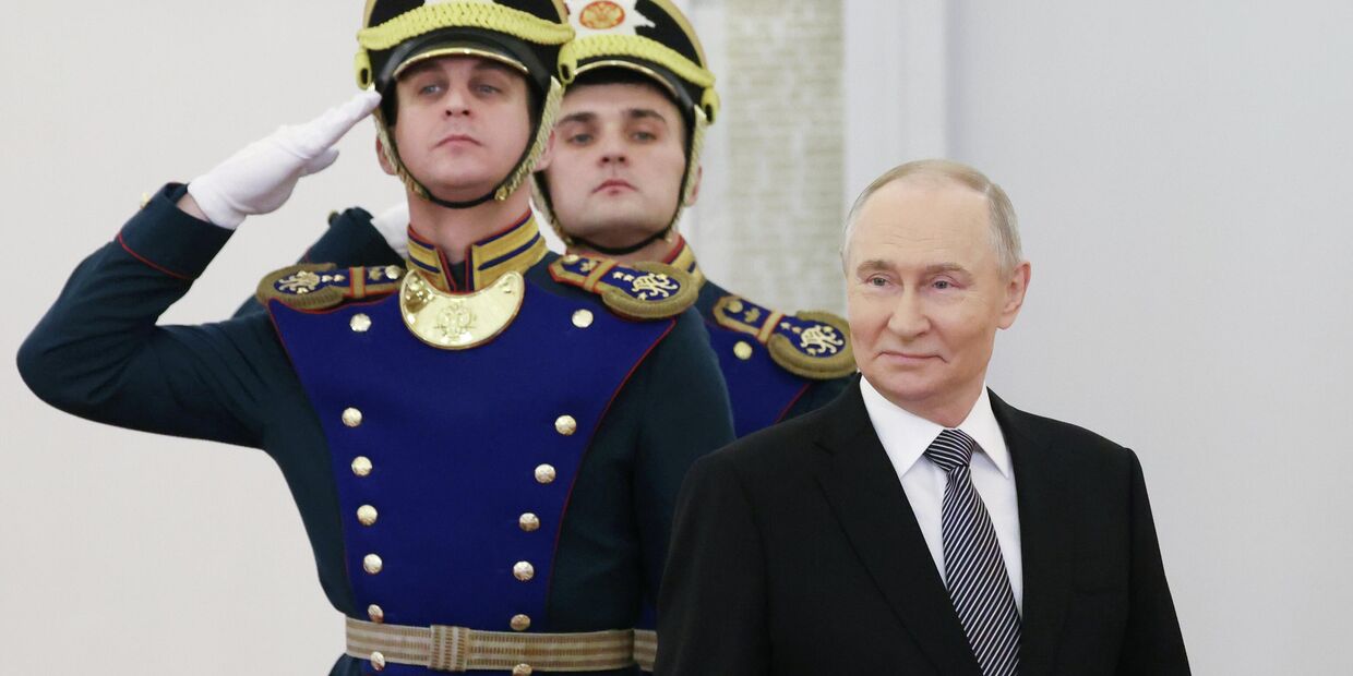 Президент Владимир Путин вручил Героям России медали Золотая Звезда