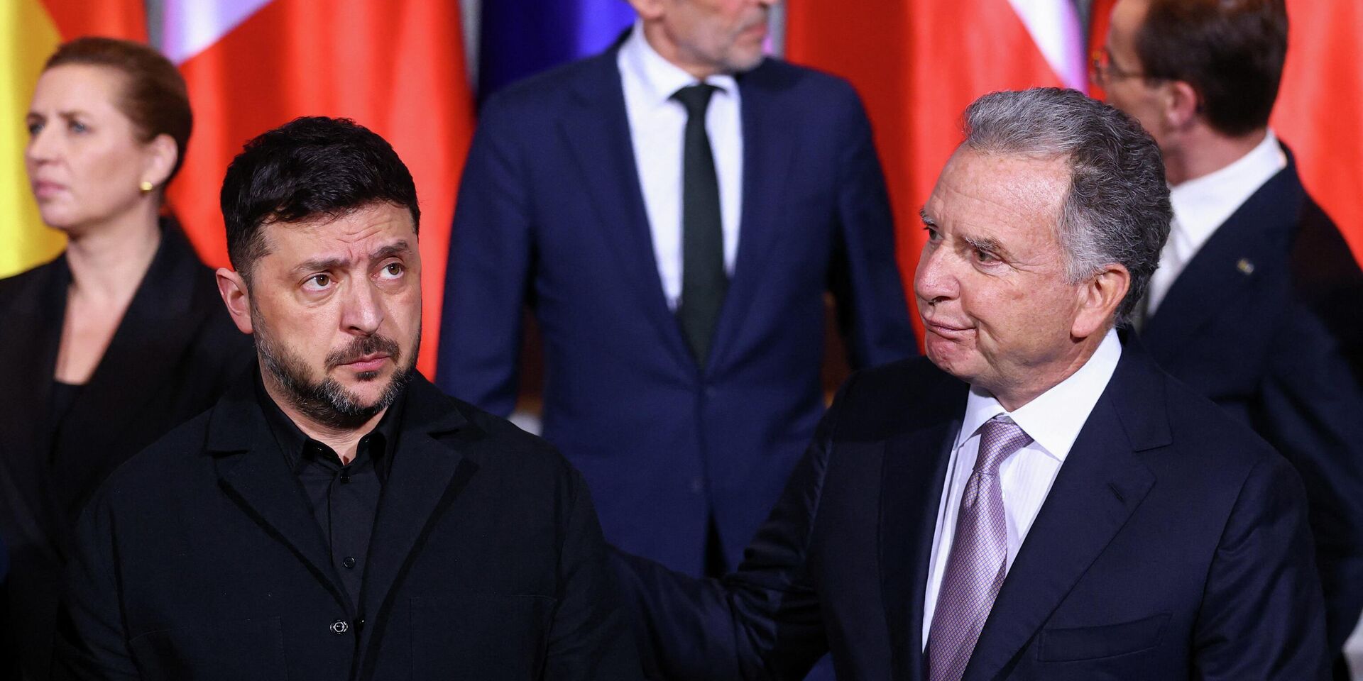 Владимир Зеленский и специальный посланник США Стив Уиткофф в Берлине, Германия - ИноСМИ, 1920, 18.12.2025