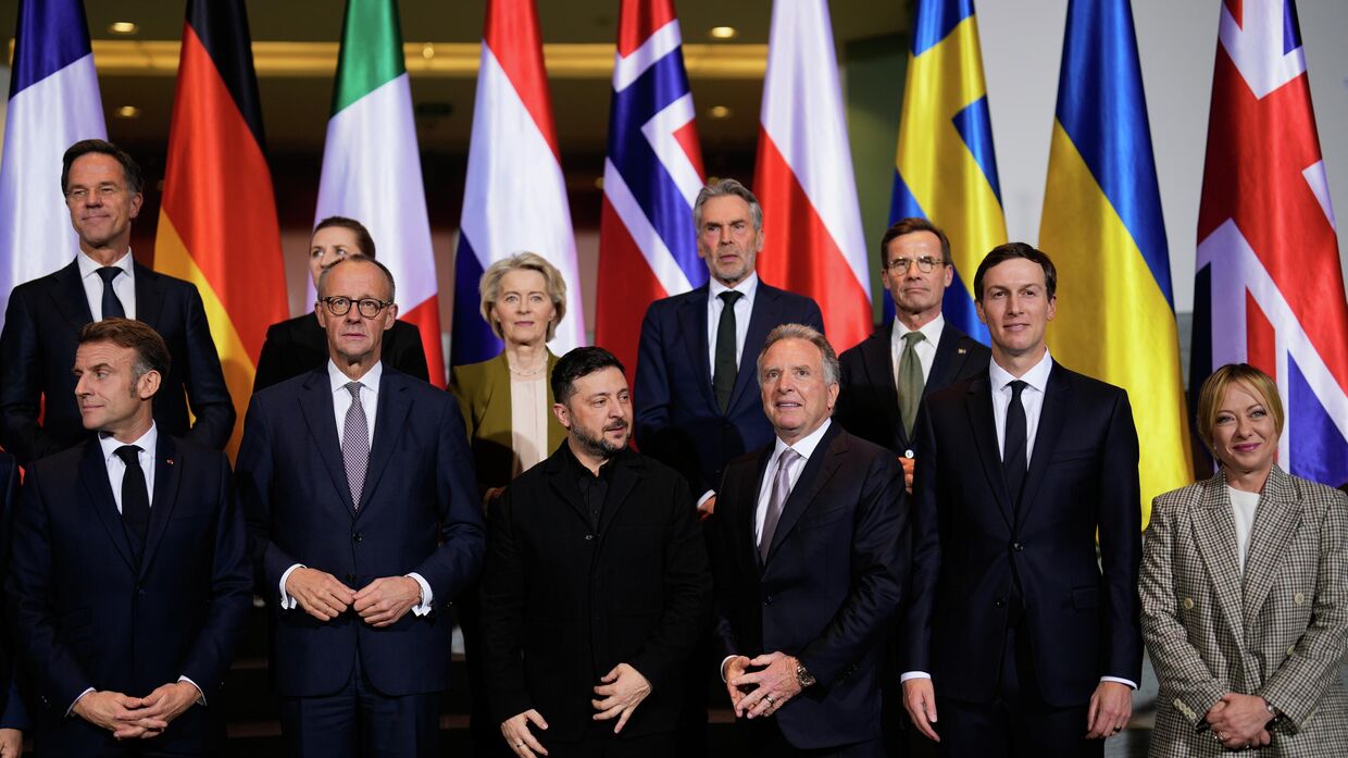 Владимир Зеленский, специальный посланник США Стив Уиткофф и европейские политики на встрече в Берлине, Германия